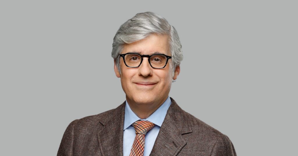 An image of Mo Rocca.